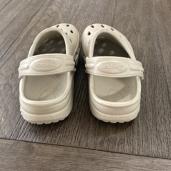 NEW! NOTHINZ SHOES JUNIORS/BIG KID CLOGS | TAN | Size J4 L6 unisex - Picture 5 of 13